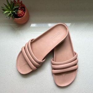 Flat sandal